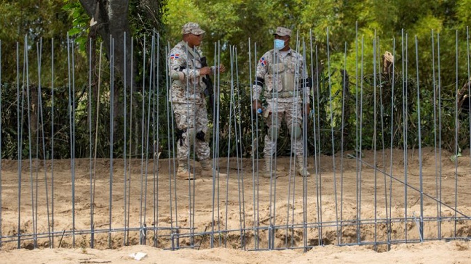 República Dominicana empieza a levantar un muro en la frontera con Haití - TheFreedomPost